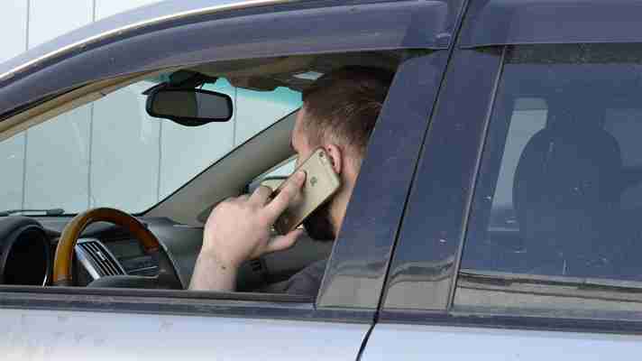 Poliția rutieră vorbește la telefon în timp ce conduce. Ce ar putea fi o conversație la telefon în timp ce conduceți. Ce să-i spui unui inspector de poliție rutieră care încearcă să scrie o amendă pen